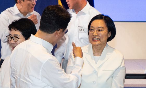 한성숙 총리 향해 엄지 들어보이는 김민석 전 총리
