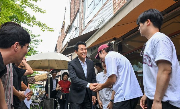 마곡미술길 상인과 악수하는 오세훈 서울시장