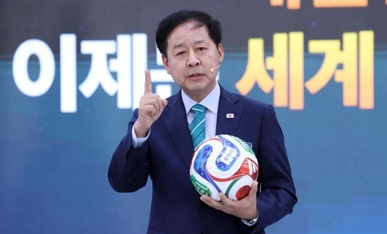 축구공 들고 발표하는 구윤철 부총리