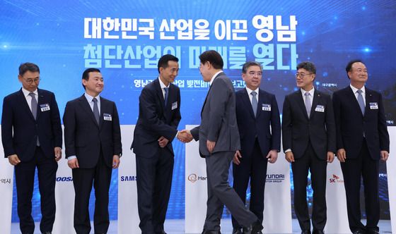 김동관 한화그룹 부회장과 악수하는 이재명 대통령