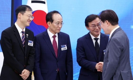 영남권 지자체장과 인사 나누는 이재명 대통령