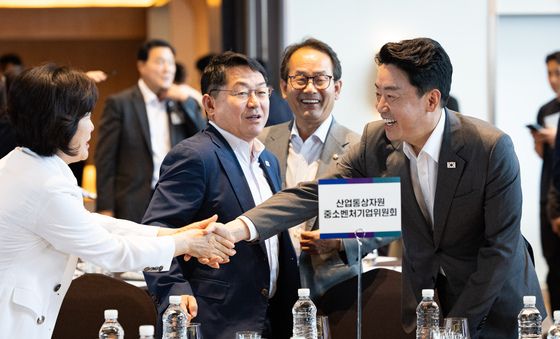 의원들과 인사 나누는 강훈식 대통령비서실장