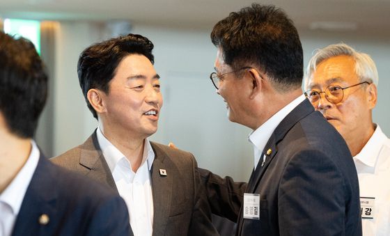 강훈식 대통령비서실장과 인사 나누는 송영길 전 대표