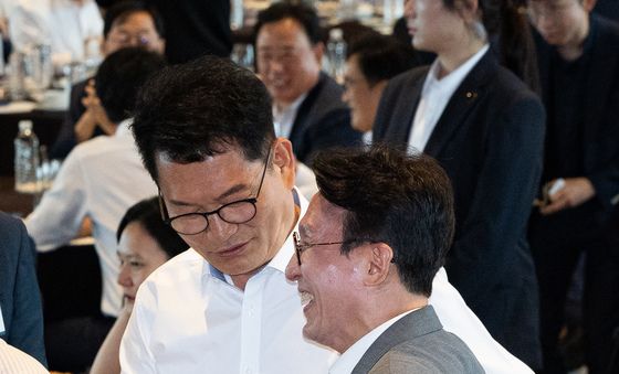 인사 나누는 송영길 전 대표와 김민석 전 총리