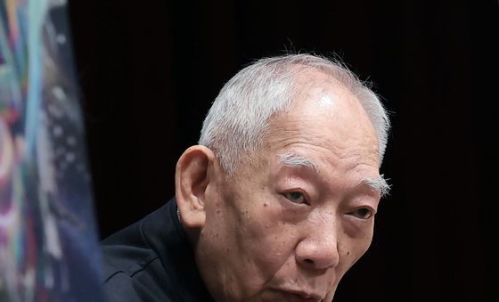 취재진 질문에 답하는 원화평 감독