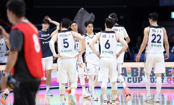 역전패에 아쉬워하는 대한민국 농구대표팀