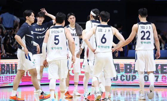 역전패에 아쉬워하는 대한민국 농구대표팀