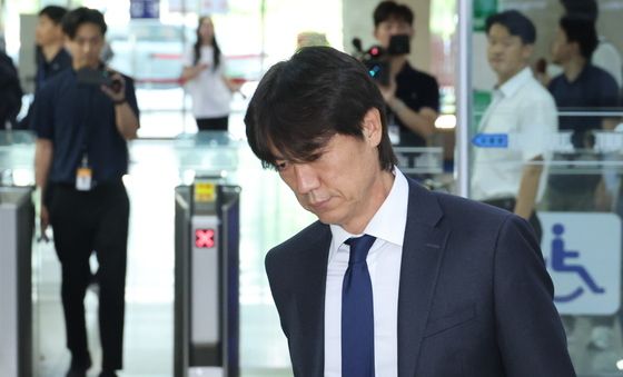 청문회 위해 국회 출석한 홍명보