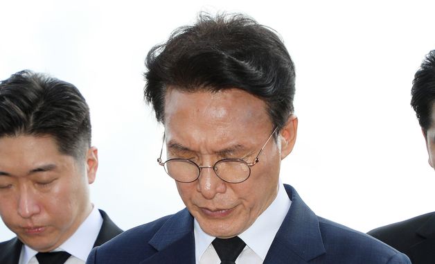 4·3 추모 '동백꽃 배지' 단 김민석