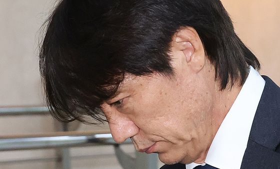 고개 숙인 홍명보