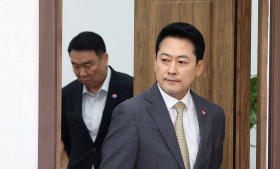 회의 참석하는 장동혁 대표