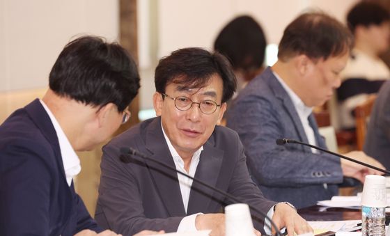 대화하는 정기현 의료혁신위원회 위원장