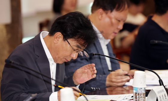 자료살펴보는 정기현 위원장