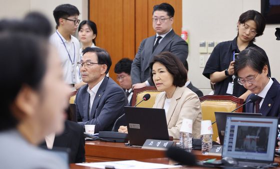 과방위 인사말하는 이진숙 의원