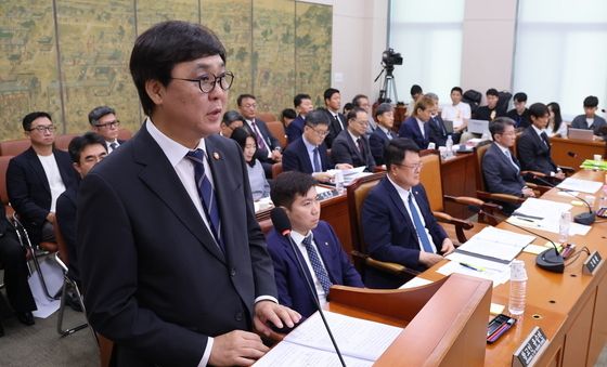 축구협회 청문회서 업무보고 하는 최휘영 장관