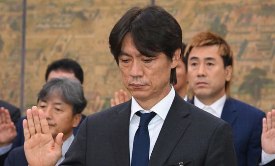 축협 청문회서 증인선서 하는 홍명보