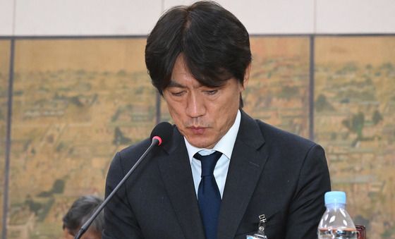 굳은 표정의 홍명보 전 감독