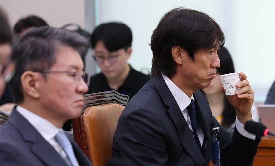 물 마시는 홍명보 전 축구대표팀 감독