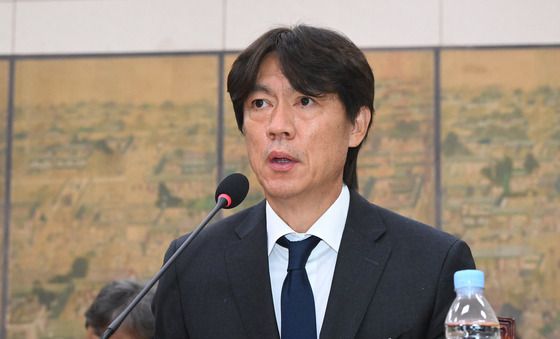 질의에 답하는 홍명보 전 감독