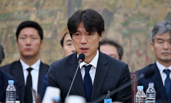 홍명보 전 감독, "기대에 보답하지 못한 책임, 무겁게 받아들여"