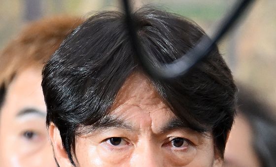 물 마시는 홍명보 전 감독