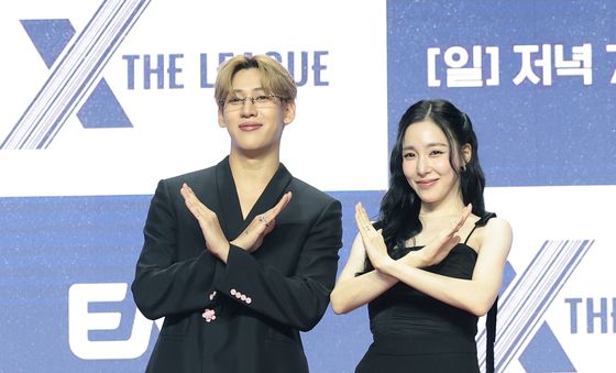 '액스 더 리그' 뱀뱀과 티파니영