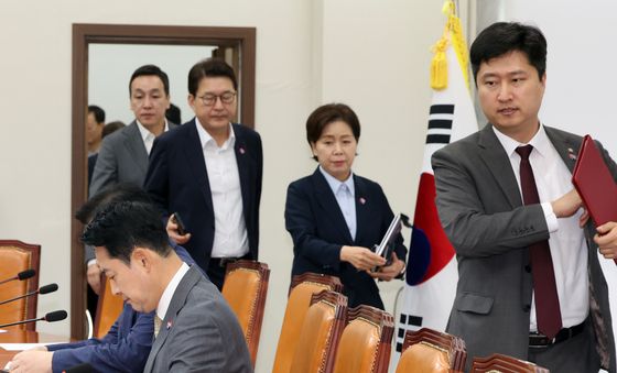 장동혁 대표 뒤로 최고위 입장하는 우재준 최고위원
