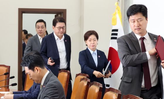 장동혁 대표 뒤로 최고위 입장하는 우재준 최고위원