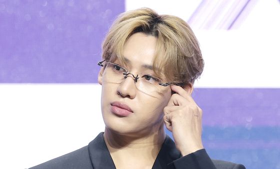 생각에 잠긴 뱀뱀