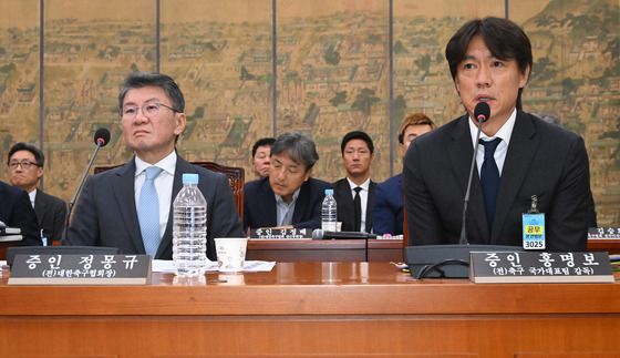 답변하는 홍명보 전 축구 국가대표팀 감독