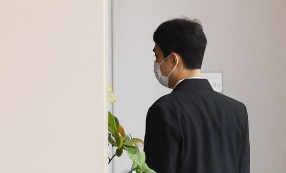 묵묵부답으로 청주지법 향하는 최영중 전 청주시의원