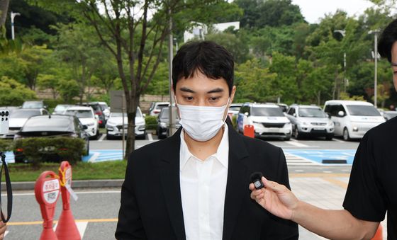 묵묵부답으로 청주지법 향하는 최영중 전 청주시의원