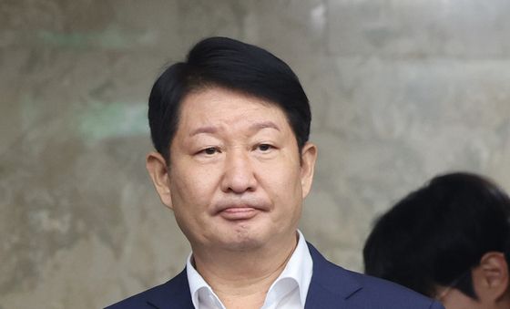 의총 참석하는 권영진 의원