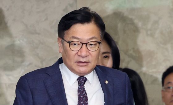 의총 참석하는 정점식 원내대표