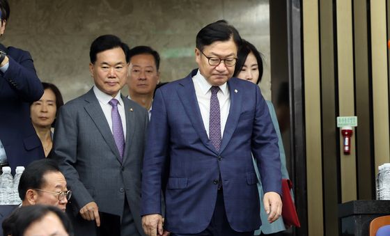 의총 참석하는 정점식 원내대표