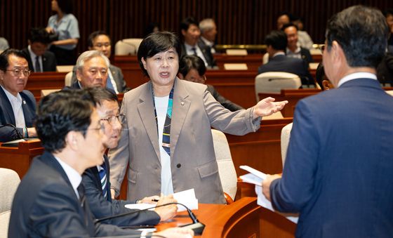 원내지도부와 대화하는 서영교 법사위원장과 김승원 간사