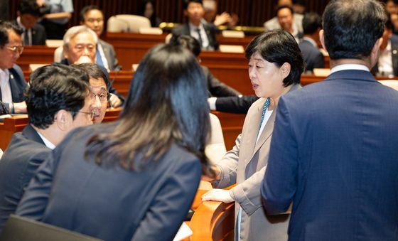 한병도 직무대행과 대화 나누는 서영교 법사위원장