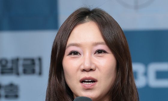 인사말 하는 공효진