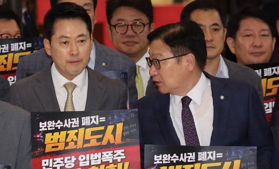 대화 나누는 장동혁·정점식