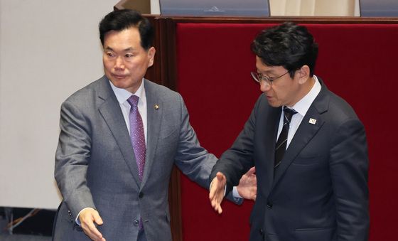 의장과 대화 마친 천준호·김승수