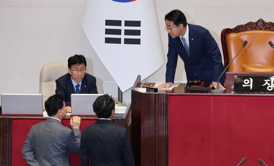 여야 원내수석과 대화하는 조정식 의장