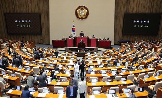 필리버스터 돌입에 퇴장하는 민주당
