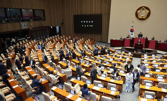 필리버스터 퇴장하는 더불어민주당