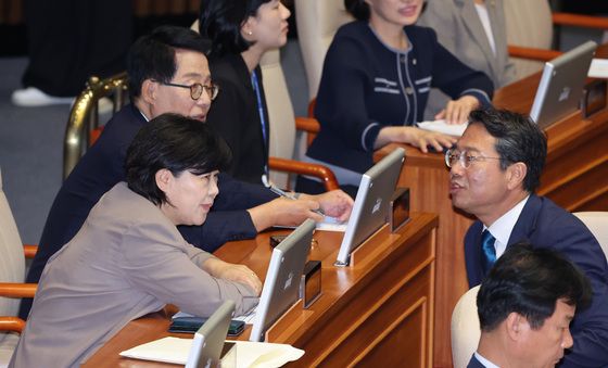 본회의 대화하는 서영교·김승원
