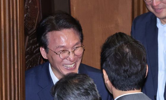 인사나누는 김민석 의원