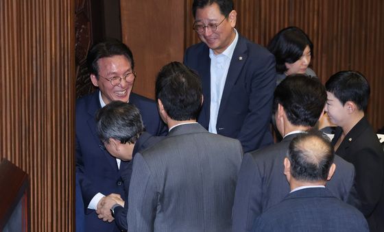본회의장 인사나누는 김민석