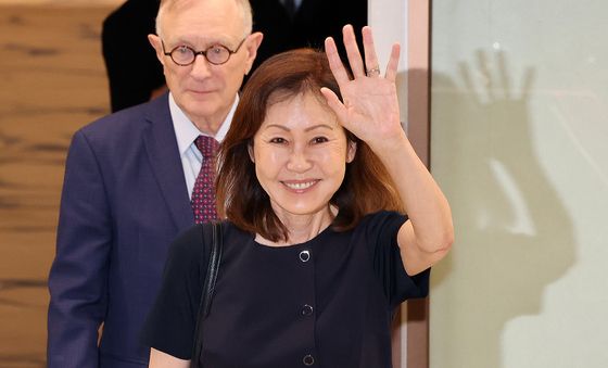 손들어 인사하는 미셸 스틸 신임 주한미국대사