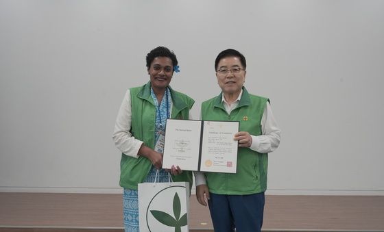 새마을교육 수료증 수여하는 김광림 새마을운동중앙회장