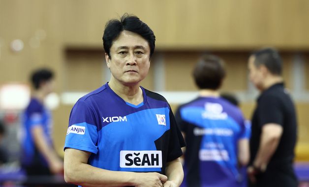 아겜 훈련 지켜보는 최영일 탁구대표팀 총감독