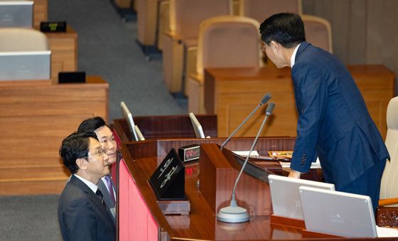 조정식 국회의장과 대화하는 여야 원내수석